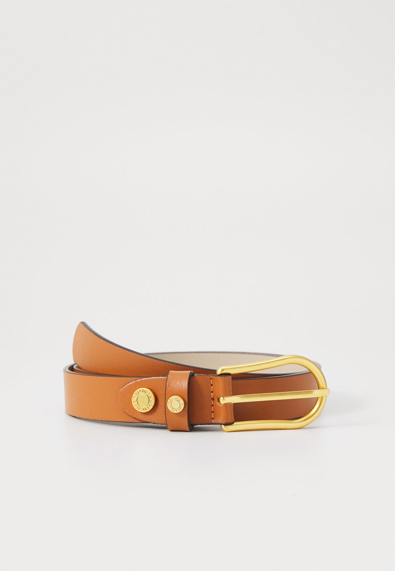 Ceinture en cuir marron clair avec une boucle en métal doré. Présente une texture lisse et un accent décoratif en forme de bouton près de la boucle. Design classique.