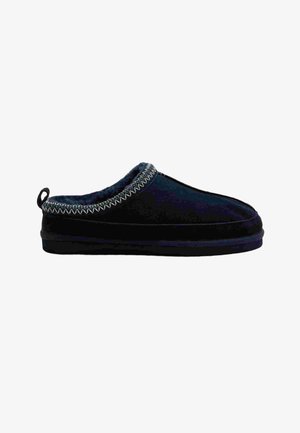 Schwarzer Slipper zum Hineinschlüpfen mit weichem Plüschfutter und Zickzacknahtverzierung entlang der Öffnung, gestaltet für Komfort im Innenbereich.