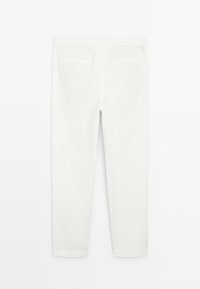 Witte, slim-fit broeken met een elastische tailleband, twee achterzakken en een gladde textuur. Geen zichtbare patronen of accenten.