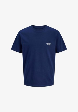 Námornícka krátka tričko s logom na hrudi, v kombinácii s svetlomodrými širokými džínsami a šedými teniskami. Jednoduchý, neformálny outfit.