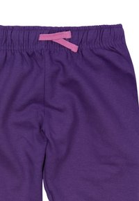 Lila Baumwollhosen mit einem elastischen Bund und einer pinken Kordel. Der Stoff hat eine glatte Textur, ohne sichtbare Muster oder Akzente.