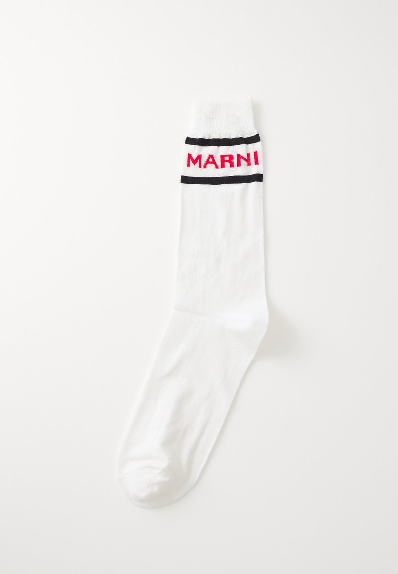 Vit bomullssocka med ribbad mudd, med en svart rand och röd "MARNI"-logotyp. Slät struktur med standard sockform.
