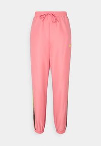 Rosa mjukisbyxor med elastiskt midjeband och dragsko, med sidostycken i grönt och mudd vid anklarna. Mjuk tygtextur.