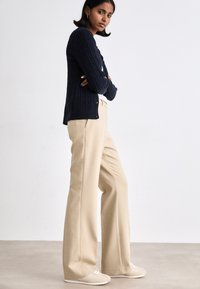 GANT FLARE SLACK - Stoffhose - dry sand