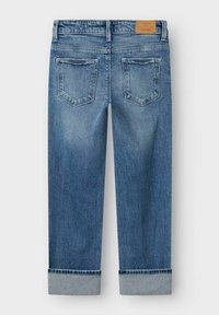 Denimjeans i en bleknad blå färg, rak passform och uppvikt fåll; har två bakfickor och en beige etikett vid midjan.