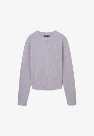 Helle graue Strickpullover mit langen Ärmeln, Rippbündchen, Rundhalsausschnitt und Saum, flach auf einem weißen Hintergrund ausgelegt.