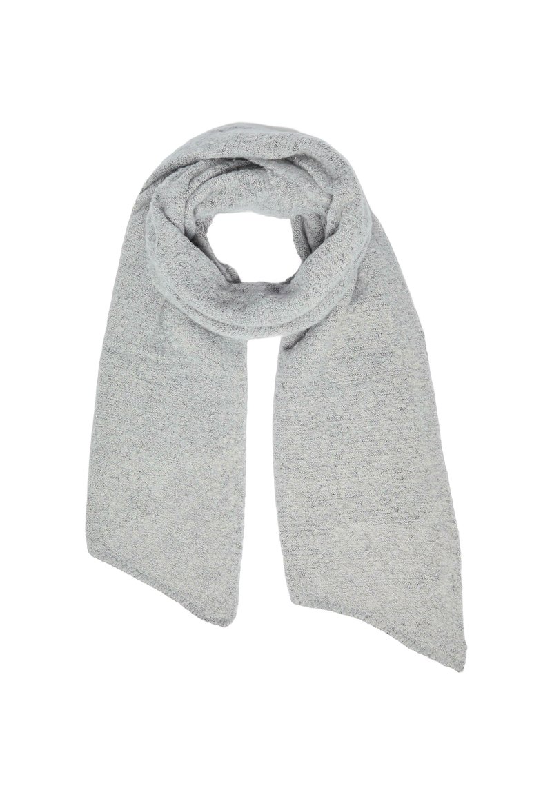 Écharpe tricotée en gris clair doux, pliée en boucle avec deux longues extrémités larges, sur fond blanc.
