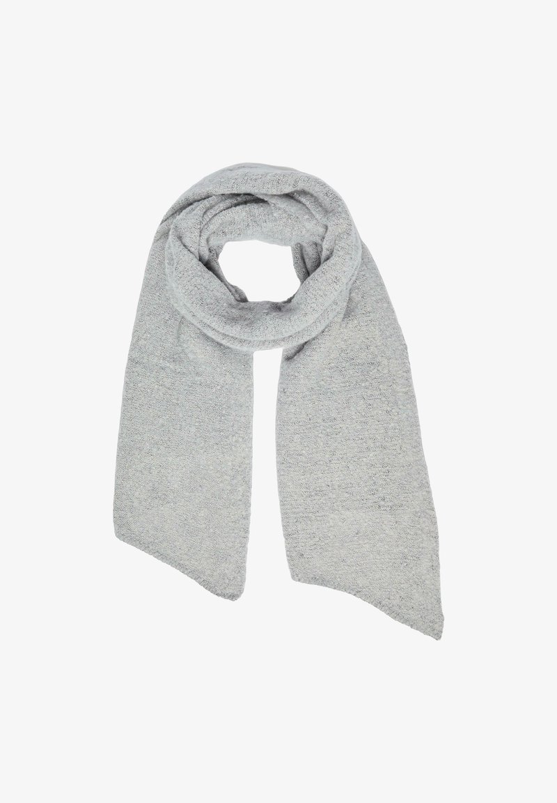 Una sciarpa lavorata a maglia di un morbido grigio chiaro piegata a forma di anello con due estremità lunghe e larghe su uno sfondo bianco.