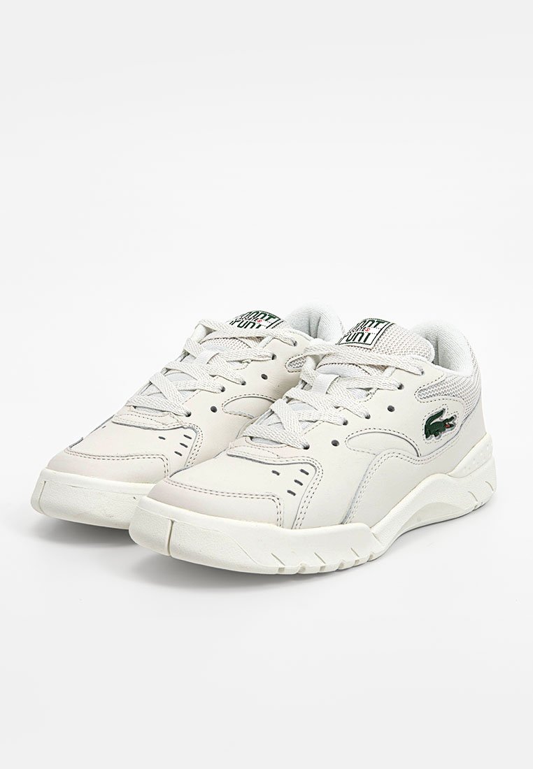 Baskets en cuir blanc avec une finition texturée, présentant des accents gris, des lacets ronds et un logo vert sur la languette. Semelle en caoutchouc avec un motif de traction.