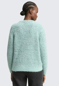 Mintgroene gebreide trui met een textuurpatroon, geribbelde zoom en een losse pasvorm. Zacht, pluizig materiaal verhoogt het comfort en de warmte.