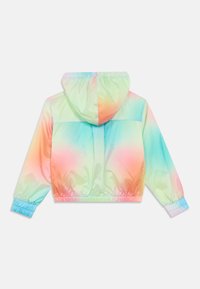 Μπουφάν με κουκούλα από ελαφρύ, ιριδίζον ύφασμα, με διαβάθμιση παστέλ χρωμάτων, ελαστικές μανσέτες και άνετη εφαρμογή.