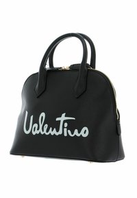 Sac à main noir avec une forme structurée, une surface texturée, des poignées supérieures doubles et un logo gris clair bien en vue. Il dispose d'une fermeture éclair dorée.