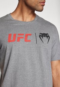 Venum CLASSIC - T-shirts print - grey/red