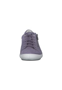 Sneaker viola in suede con punta arrotondata, suola in gomma bianca, lacci frontali e cerniera laterale. Texture liscia con dettagli minimi.