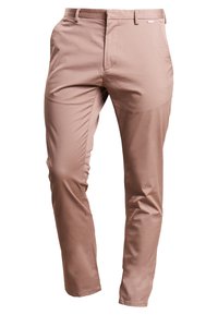 Pantaloni in morbido tessuto rosa, design slim fit, con fronte piatto e vita standard. Presentano tasche laterali e un piccolo logo in vita.