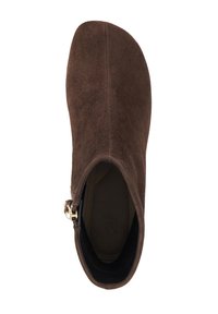 Bottine en suède marron avec une surface lisse, un bout arrondi et une fermeture éclair sur le côté avec un accent doré. Design minimaliste sans motifs visibles.