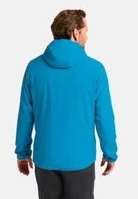 Giacca blu leggera con cappuccio, caratterizzata da maniche lunghe e una texture liscia e opaca, che mostra le cuciture e un leggero orlo curvo sul retro.