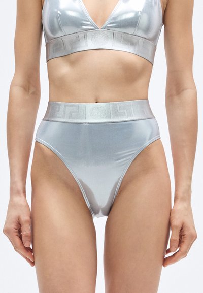 Ensemble bikini argent métallisé avec un bralette à col en V et un bas taille haute. Comprend une ceinture texturée et une finition brillante.