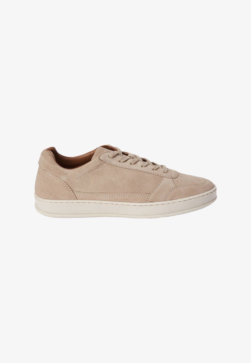 Baskets en daim beige avec un bout rond, des lacets ton sur ton et une semelle en caoutchouc blanche. Présente des coutures discrètes et un design minimaliste.