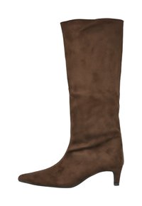 Bota de ante marrón hasta la rodilla con puntera puntiaguda y tacón bajo. Presenta una textura suave y un diseño limpio y minimalista sin adornos.