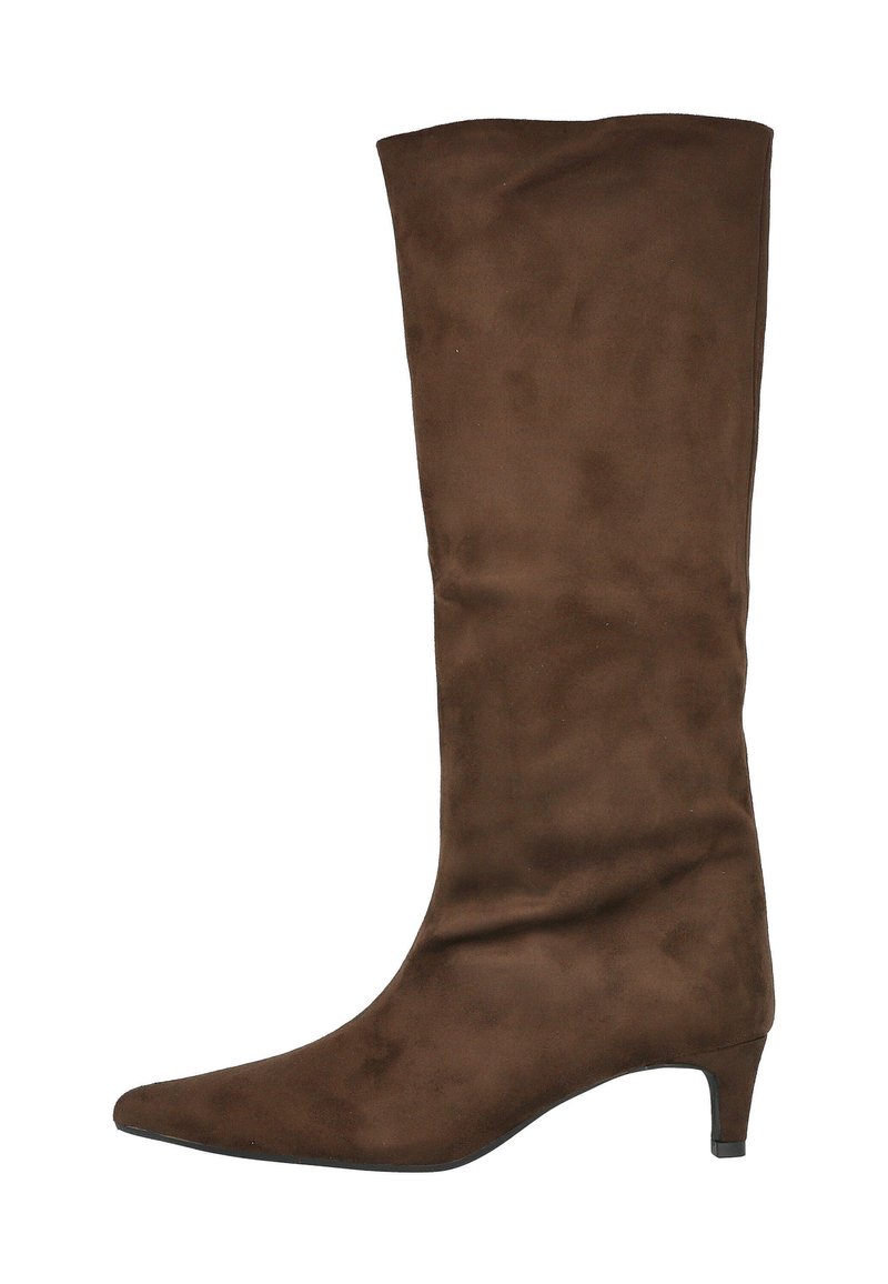 Bota de ante marrón hasta la rodilla con puntera puntiaguda y tacón bajo. Presenta una textura suave y un diseño limpio y minimalista sin adornos.