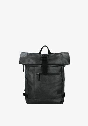 Mochila negra de tipo roll-top hecha de material sintético texturizado. Cuenta con correas ajustables, un bolsillo frontal con cremallera y un asa en la parte superior.