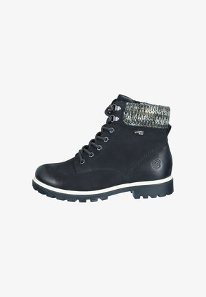 Schwarze Stiefeletten mit einem strukturierten Strickbund, Metallösen und Schnürung an der Vorderseite. Sie verfügen über eine weiße Gummisohle mit einem robusten Profil.