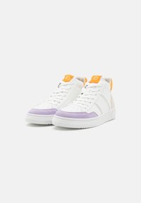 Baskets montantes avec une tige en cuir blanc, un capuchon en daim lavande, un accent orange au talon et une semelle texturée blanche.