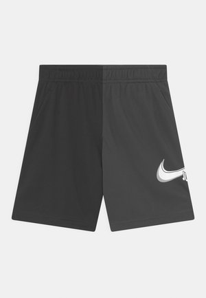 Czarne krótkie spodenki sportowe wykonane z lekkiej tkaniny, z elastycznym pasem, bocznymi kieszeniami oraz białym logo Nike na dolnej lewej stronie.