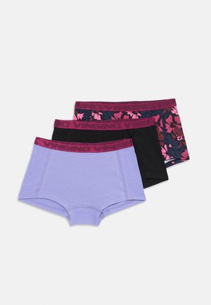 Três pares de roupa interior hipster feminina: um em lavanda, um em preto e um com um padrão floral em cores escuras e detalhes em rosa. Cada um tem uma cinta na cintura em rosa.