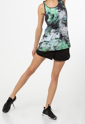 Pantaloni sportivi neri abbinati a una canotta con motivo astratto verde e nero. Presenta un design a schiena scoperta e un tessuto leggero.