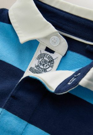 Trumpa rankovė su apykakle polo marškinėliai su kintančiomis mėlynos ir tamsiai mėlynos spalvos juostelėmis, balta apykakle, mygtuku ir viduje esančia firminiu etikete.