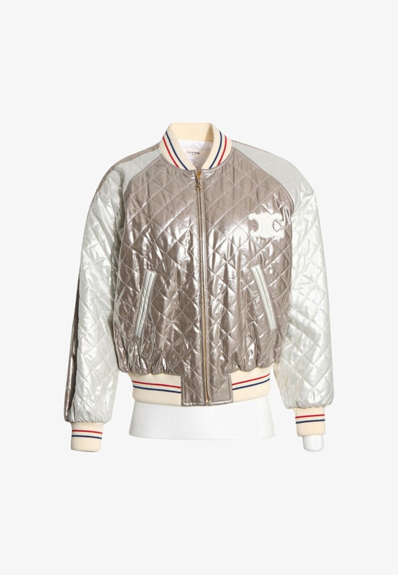 Blouson bomber matelassé argenté métallique et blanc avec col, poignets et ourlet côtelés rayés, fermeture éclair devant et poches latérales.