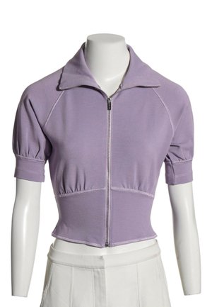 Top corto lavanda de manga corta con cremallera y costuras fruncidas, llevado en un torso de maniquí blanco con pantalones blancos.