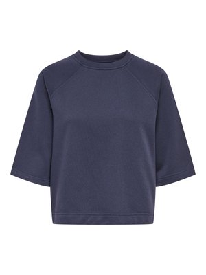 Tumesinine lühikeste varrukatega pusa, ümara kaelusega ja raglaanõmblustega, valmistatud pehmest kangast, tasase alläärega vöökohal.