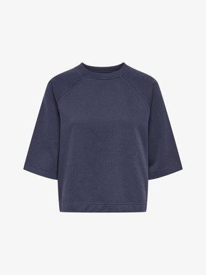 Tumesinine lühikeste varrukatega pusa, ümara kaelusega ja raglaanõmblustega, valmistatud pehmest kangast, tasase alläärega vöökohal.