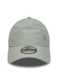 Gorra ajustable en gris claro New Era 9TWENTY con visera curva y logo de los New York Yankees bordado en el panel frontal derecho.