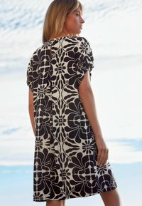 Next GATHERED SHORT SLEEVE BOXY REGULAR FIT - Päevakleit - black  white