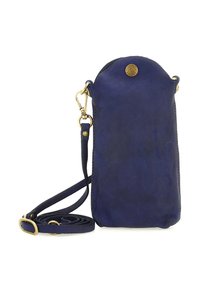 Piccola borsa a tracolla in suede blu navy con tracolla regolabile e hardware in metallo dorato, dotata di una chiusura a pulsante rotondo con marchio.