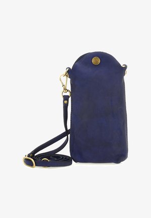 Piccola borsa a tracolla in suede blu navy con tracolla regolabile e hardware in metallo dorato, dotata di una chiusura a pulsante rotondo con marchio.