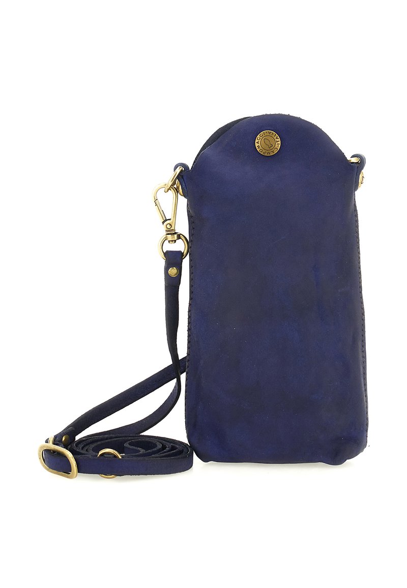 Piccola borsa a tracolla in suede blu navy con tracolla regolabile e hardware in metallo dorato, dotata di una chiusura a pulsante rotondo con marchio.