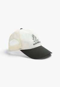 Gorra de camionero con una parte frontal blanca y visera negra, lados de malla, que presenta un gráfico de caricatura y el texto "SUMMER SCALPERS CO."