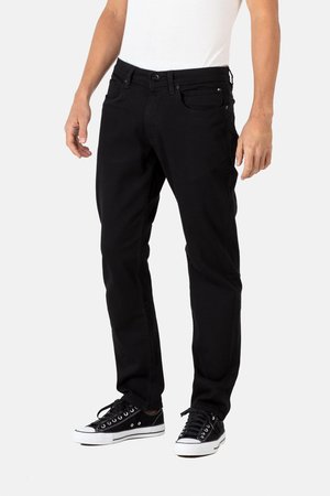Jeans de mezclilla negros con un ajuste de pierna recta, diseño de cinco bolsillos y detalles de costura sutiles, combinados con zapatillas negras.