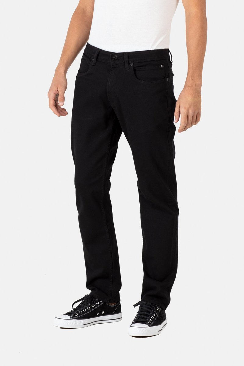Jeans de mezclilla negros con un ajuste de pierna recta, diseño de cinco bolsillos y detalles de costura sutiles, combinados con zapatillas negras.