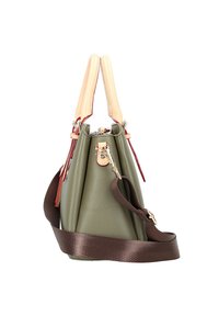 Grüne Lederhandtasche mit glatter Textur, doppelten oberen Griffen, einem braunen Schultergurt und einem Reißverschluss. Verfügt über rote Akzentdetails.