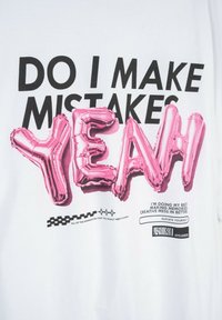 Tekst na białym materiale: "CZY POPEŁNIAM BŁĘDY TAK" z napisem "TAK" w różowych balonowych literach, a poniżej mniejszy tekst motywacyjny.