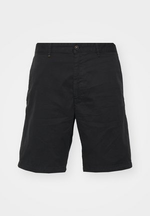 Pantaloni corte neri realizzati in tessuto leggero, dotati di chiusura a bottoni, passanti per la cintura e una linea dritta. Design semplice senza motivi visibili.