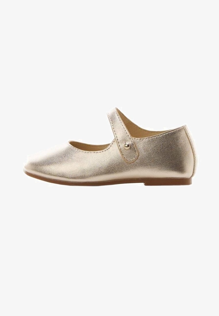Metallic goldfarbener Mary Jane Ballerina mit rund zulaufender Spitze, einem einzelnen Riemen und einem kleinen Metallknopf am Riemen.