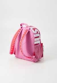 Ροζ συνθετικός σακίδιο με καπιτονέ σχέδιο, διαθέτοντας πλέγμα πλευρική τσέπη και στολισμένα λουριά. Μεγάλο λευκό λογότυπο εκτυπωμένο στην κορυφή.