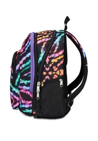 Zaino tie-dye multicolore con dettagli neri. Presenta più scomparti con zip, spallacci regolabili e una finitura in tessuto testurizzato.